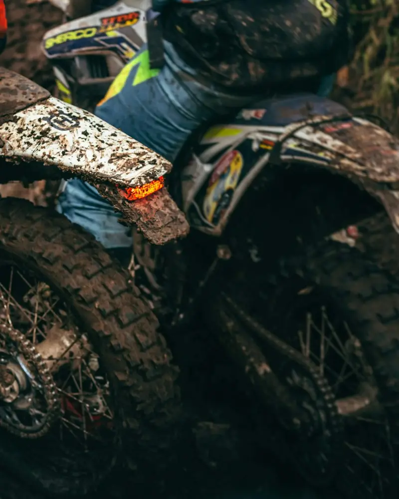 Roda traseira de moto de trilha coberta de lama